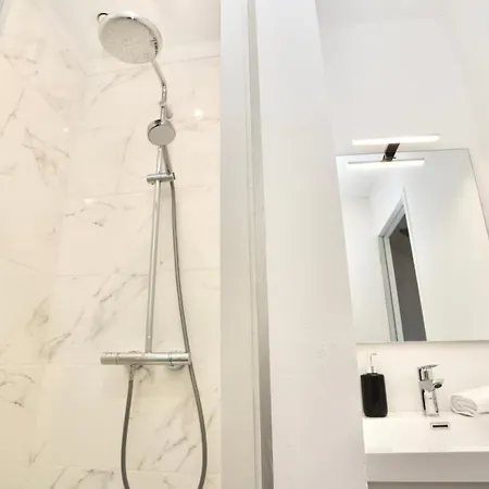 Napoleon Gare 8 T2 Dernier Etage Bylocly Apartment